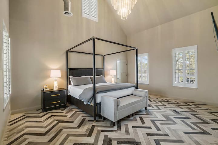 Primary Bedroom - 1 King bed - Pool House