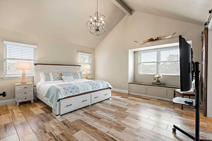Primary Bedroom - 1 King Bed - Guest House