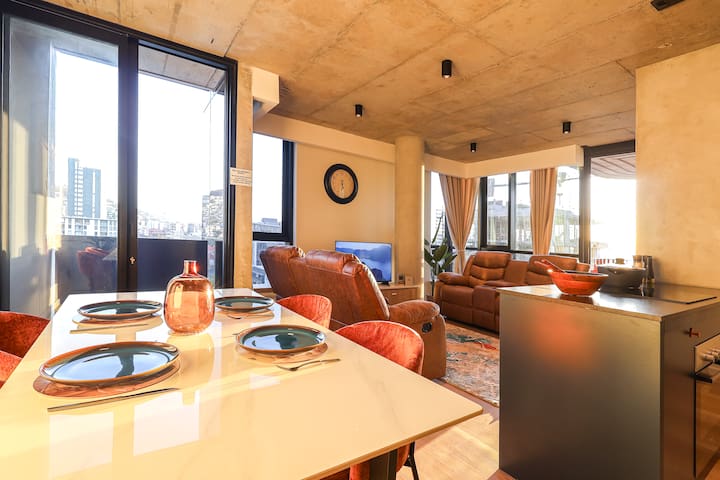 Skyline Serenity – Ocean & Mountain View