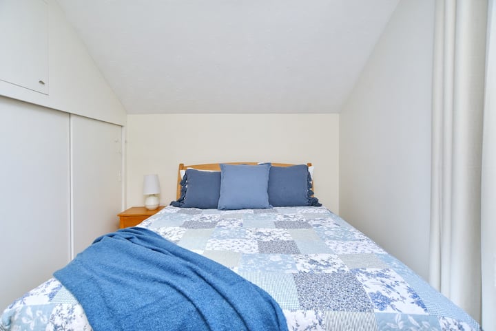 Chumba cha 3 cha kulala kina kitanda aina ya Queen na eneo la kukaa