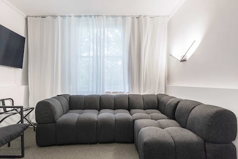 Stylish studio apartment opposite Carlton Gardens