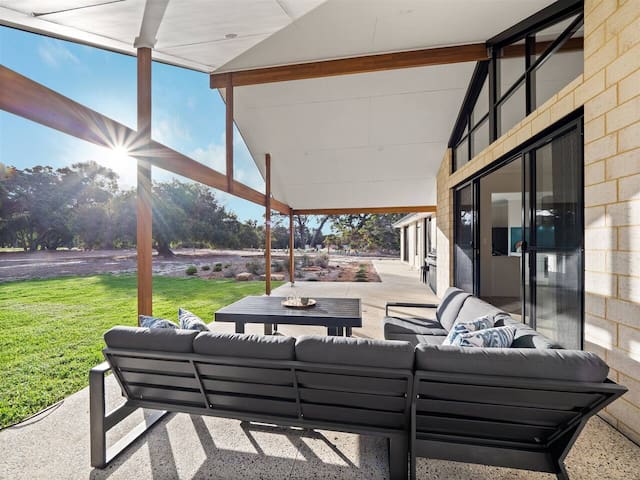 Turf and Surf—Secluded Haven between Beach & Town