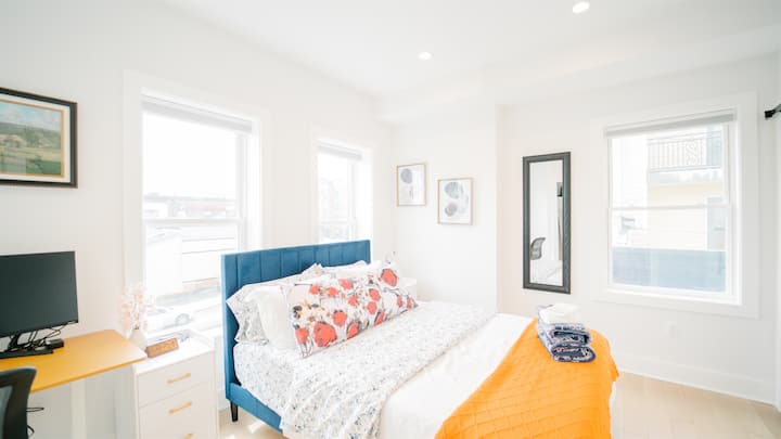 غرفة نوم رئيسية، بما في ذلك مكتب عمل في الطابق الثاني