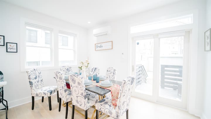 طاولة طعام مع ثمانية كراسي