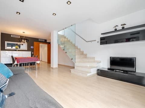 Duplex with free parking only 250m beach