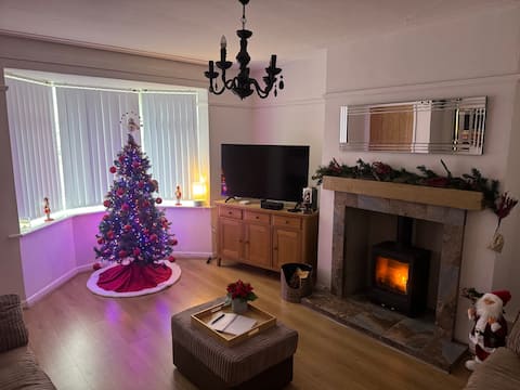 Top Airbnb: Knotty Ash - 3 Beds - Sleeps 6 - On-Site Parking in Knowsley