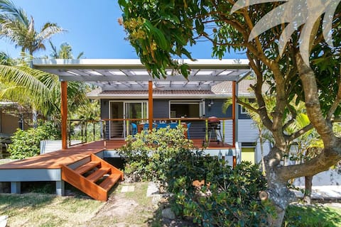 Palms House | Walk to Beach | Air Con | Large Home