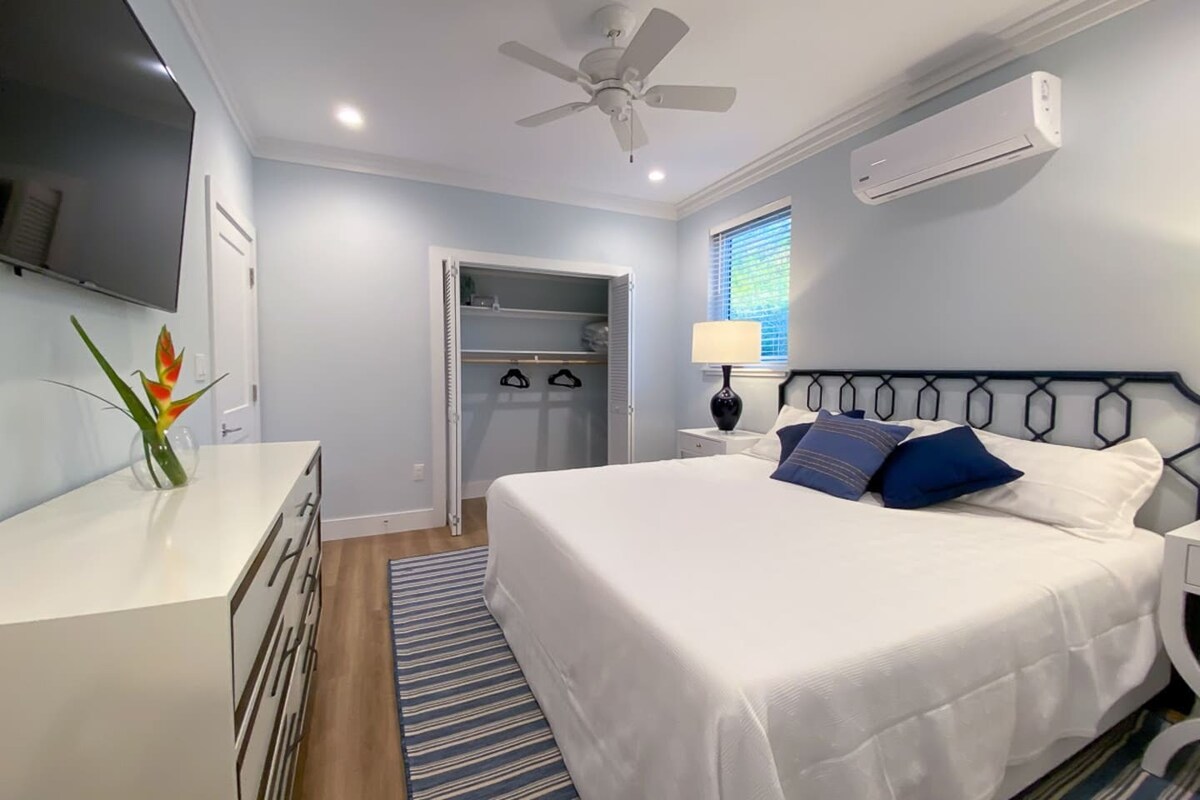 Dormitorio principal con cama tamaño king y baño privado.