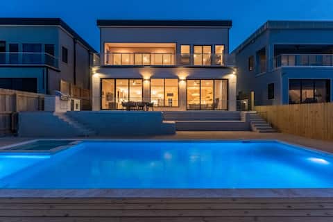 Top Airbnb: NEW Luxurious Huge Home, Pool+ Hot Tub Sleep 22 in Port Isabel