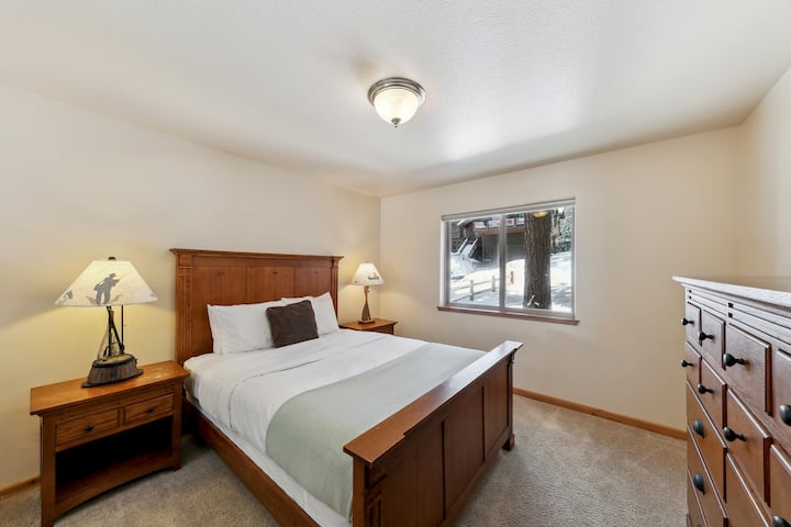 Dormitorio 2 con cama tamaño queen y mucho espacio para guardar ropa