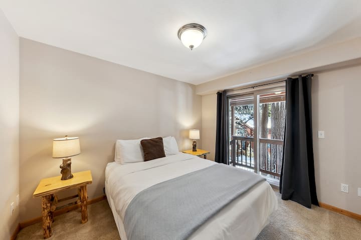 Dormitorio 3 con cama tamaño queen y puerta corrediza de vidrio que se abre al patio trasero