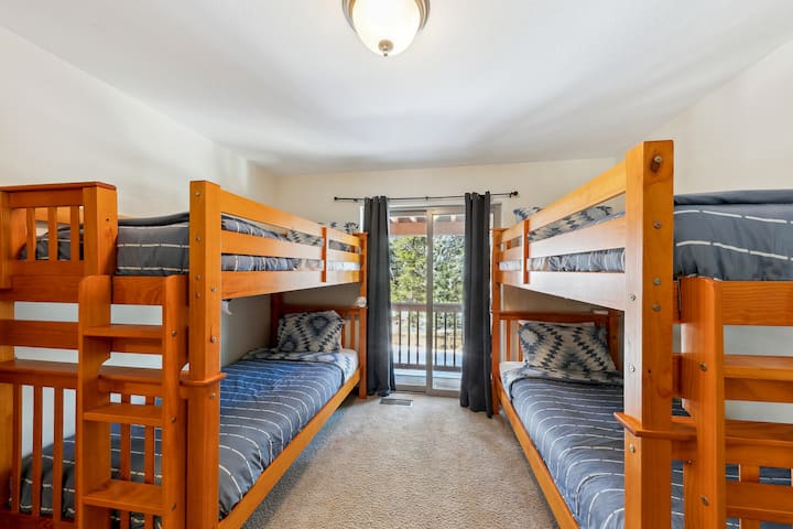 Dormitorio 4 con literas dobles dobles y escritorio