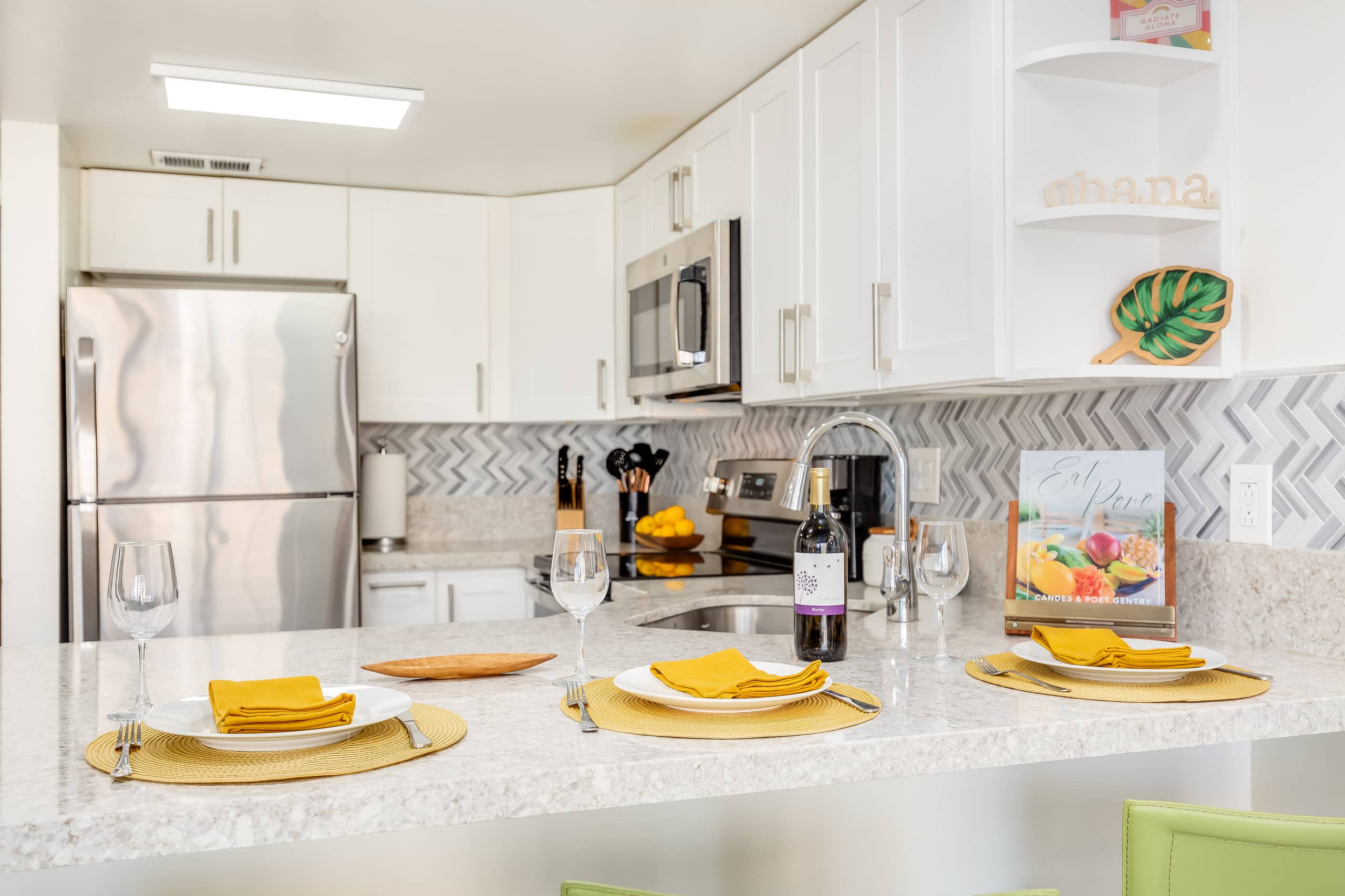 Fully Remodeled Condo at Ilikai Hotel by the Beach - Image 9