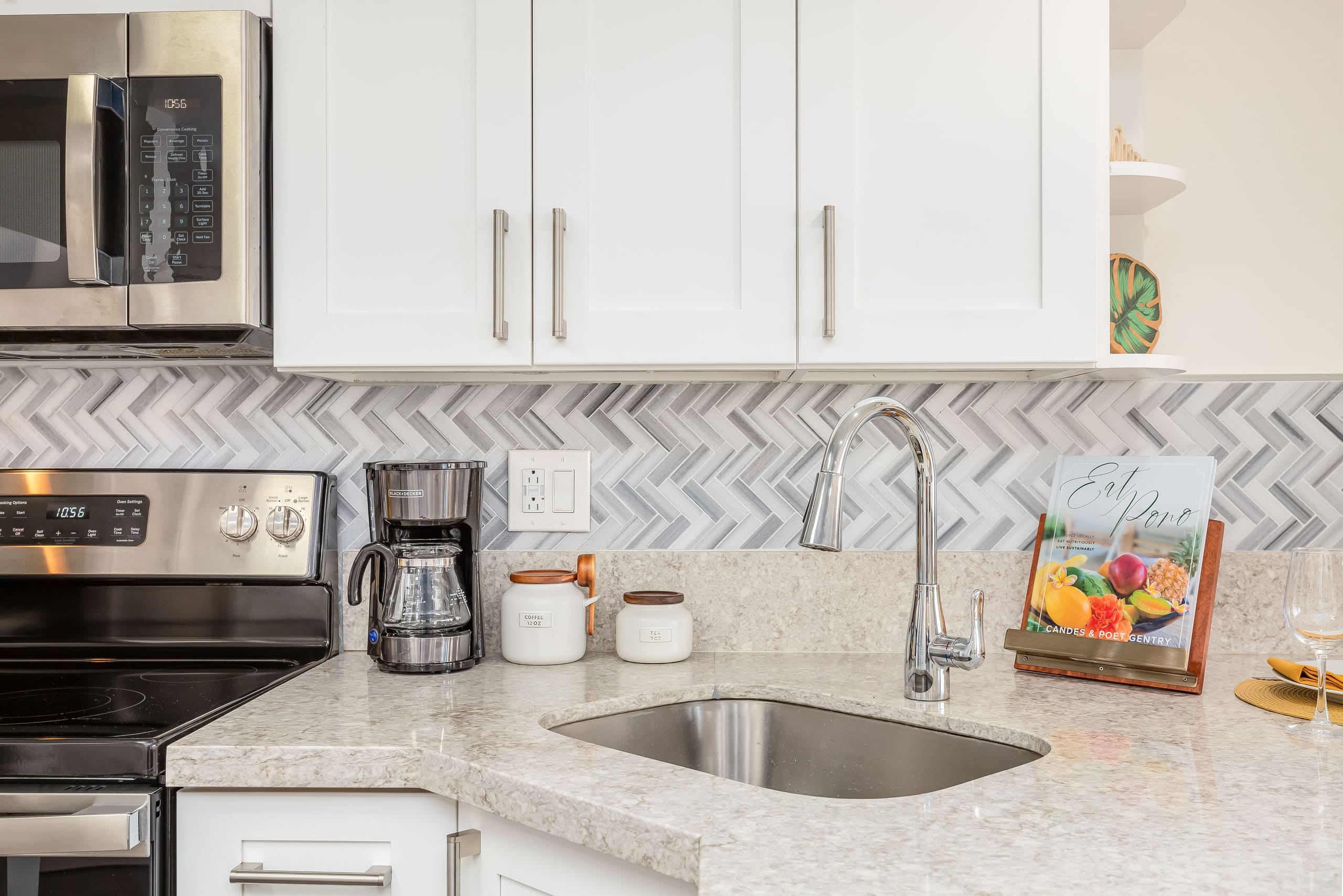 Fully Remodeled Condo at Ilikai Hotel by the Beach - Image 11