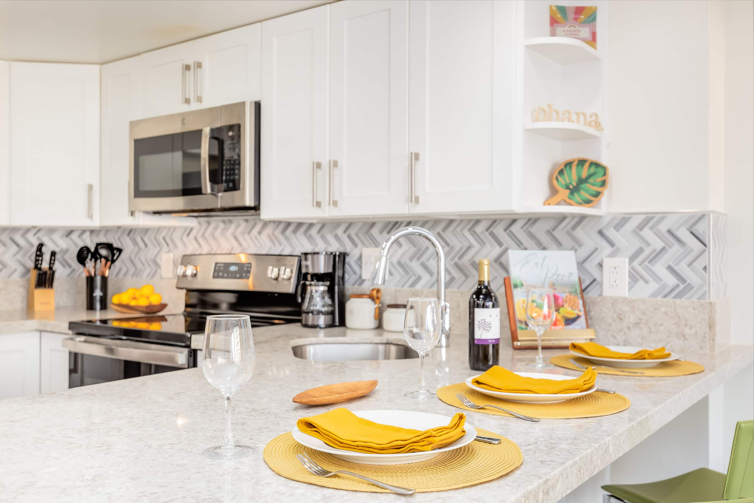 Fully Remodeled Condo at Ilikai Hotel by the Beach - Image 8