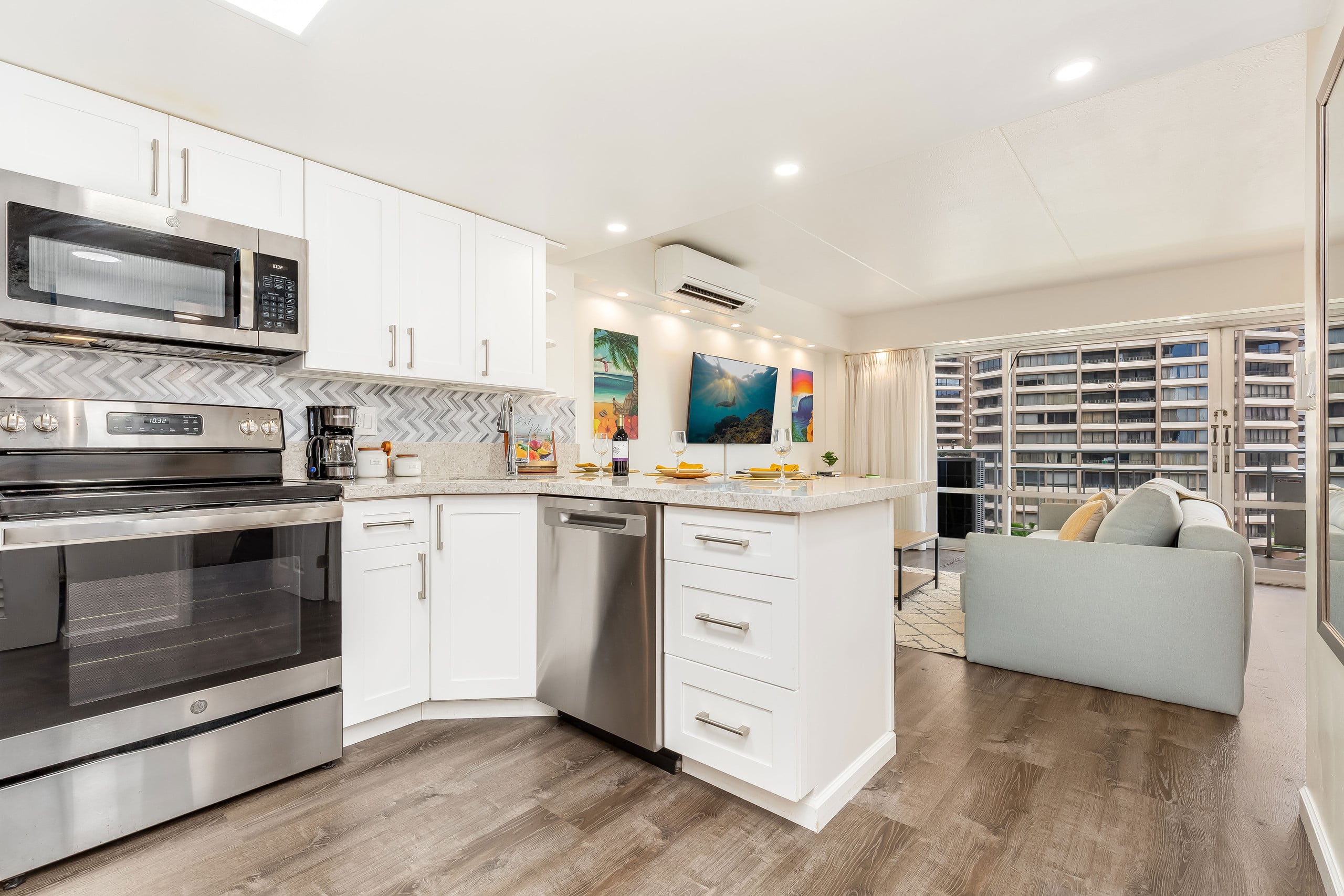 Fully Remodeled Condo at Ilikai Hotel by the Beach - Image 13