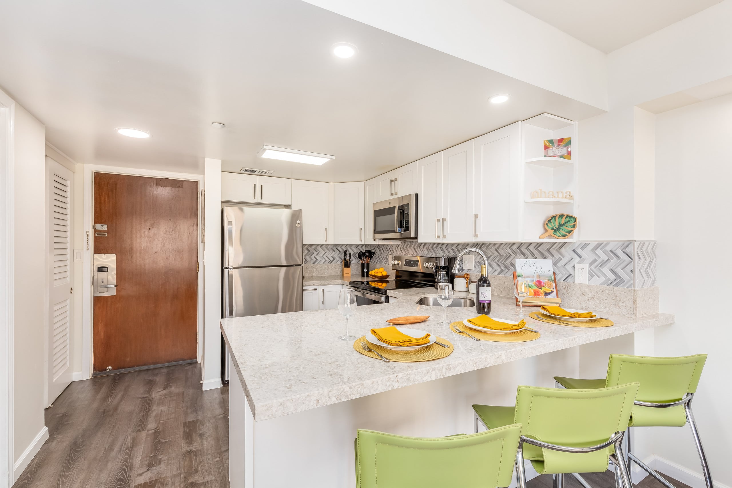 Fully Remodeled Condo at Ilikai Hotel by the Beach - Image 7