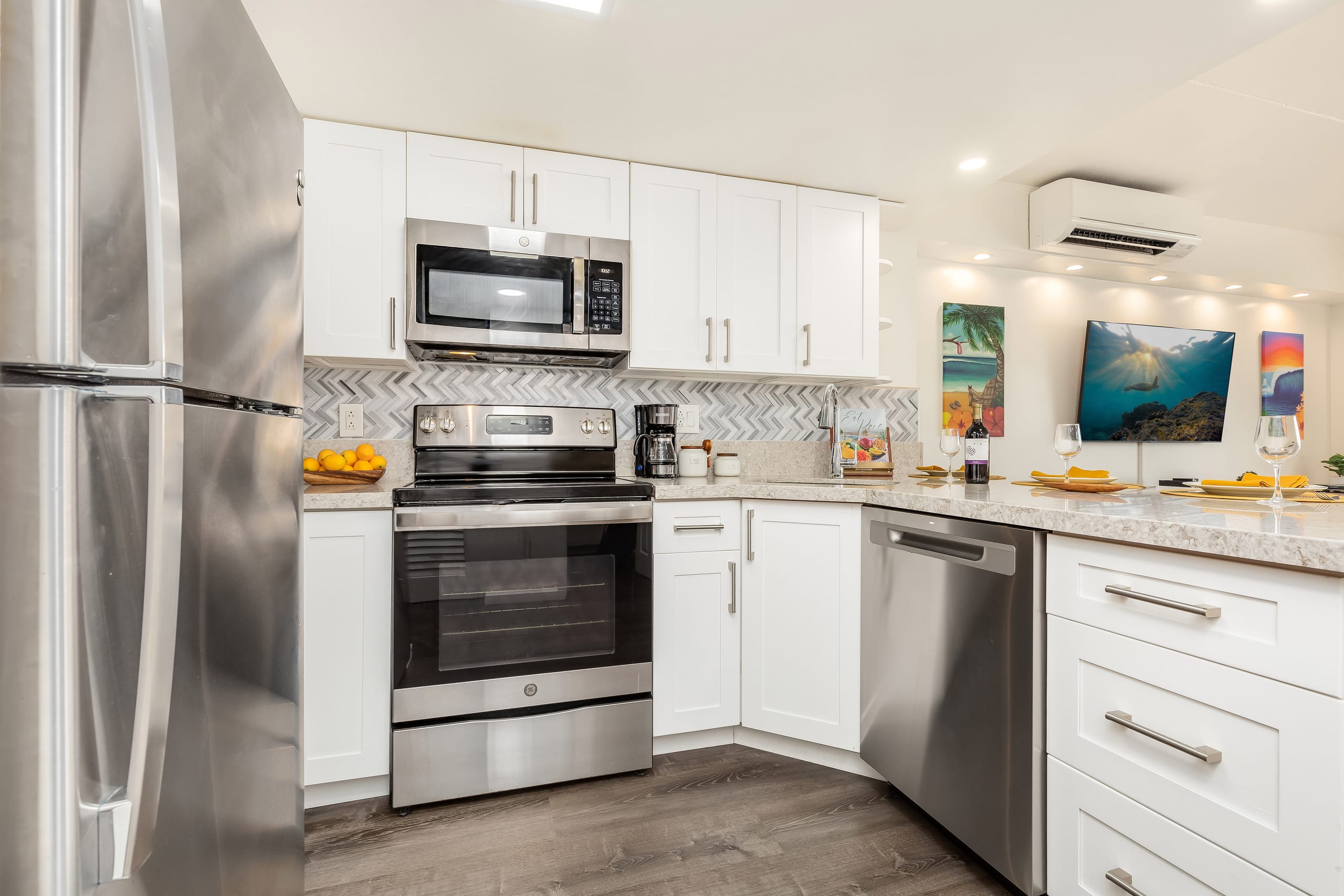 Fully Remodeled Condo at Ilikai Hotel by the Beach - Image 12