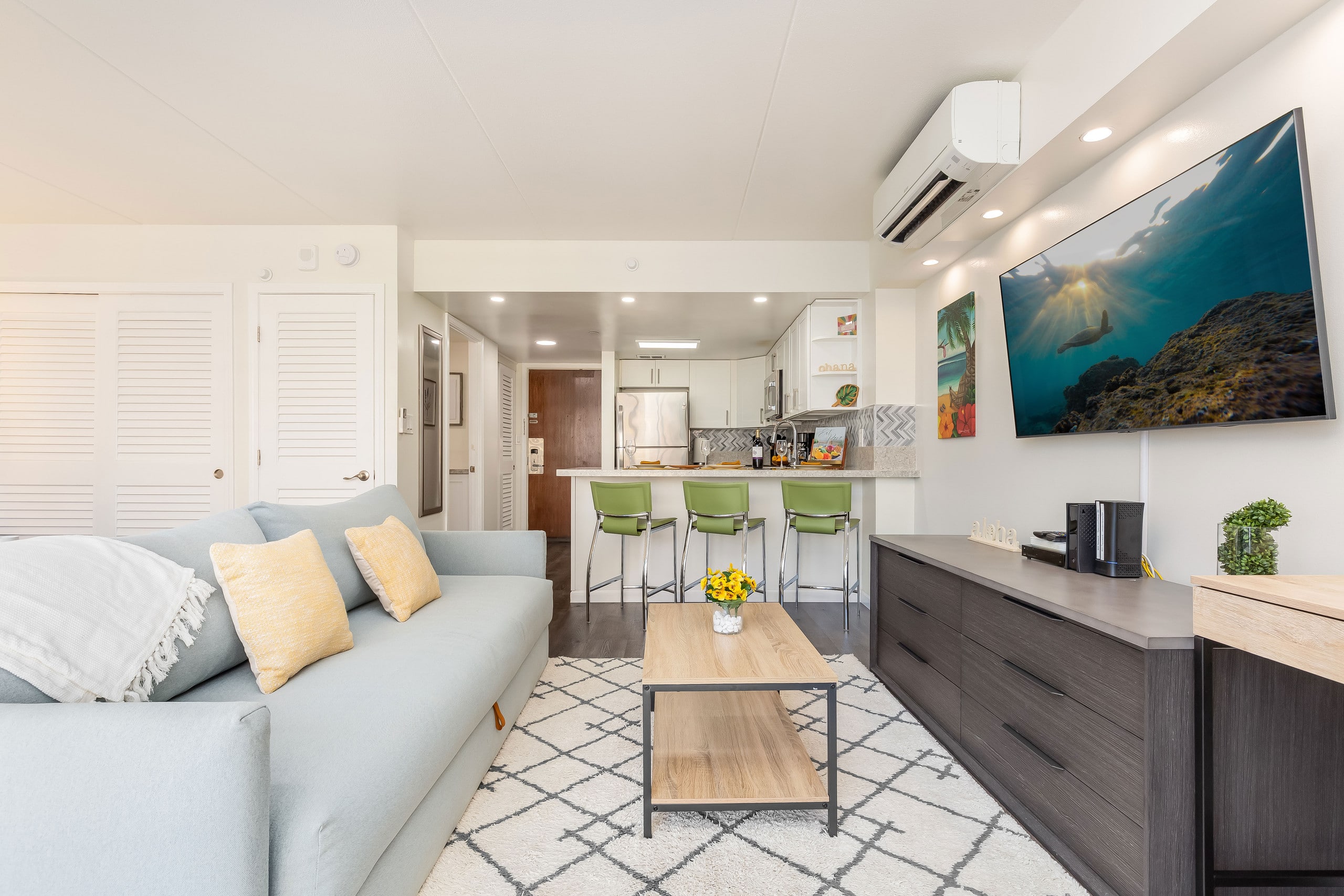 Fully Remodeled Condo at Ilikai Hotel by the Beach - Image 1