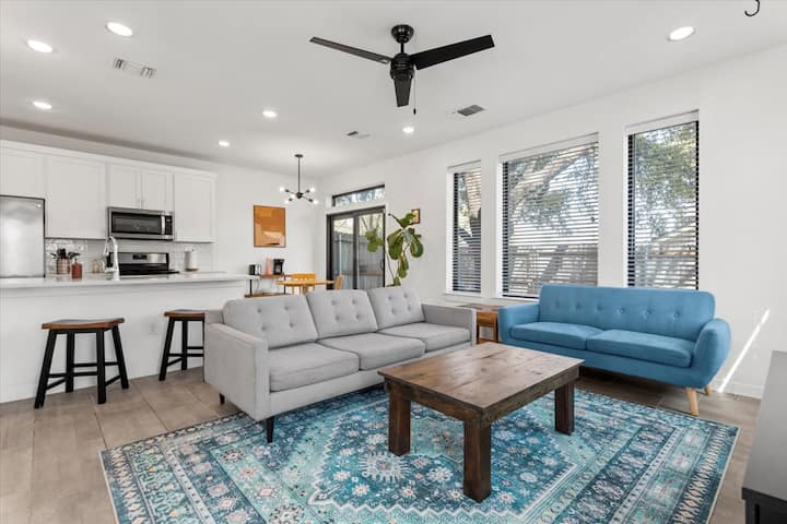 Spacious 3br Gem In Sought-after Austin Locale! - Austin, TX