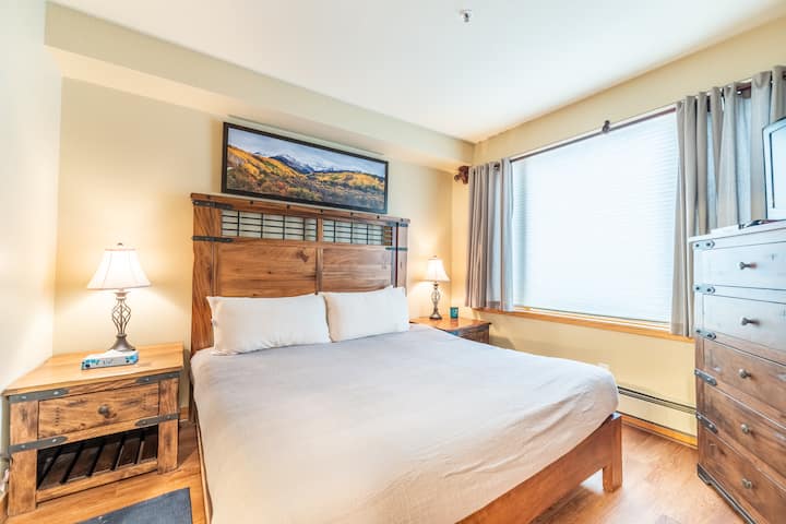 主卧配备2米宽双人床、平板电视和套内卫生间。 