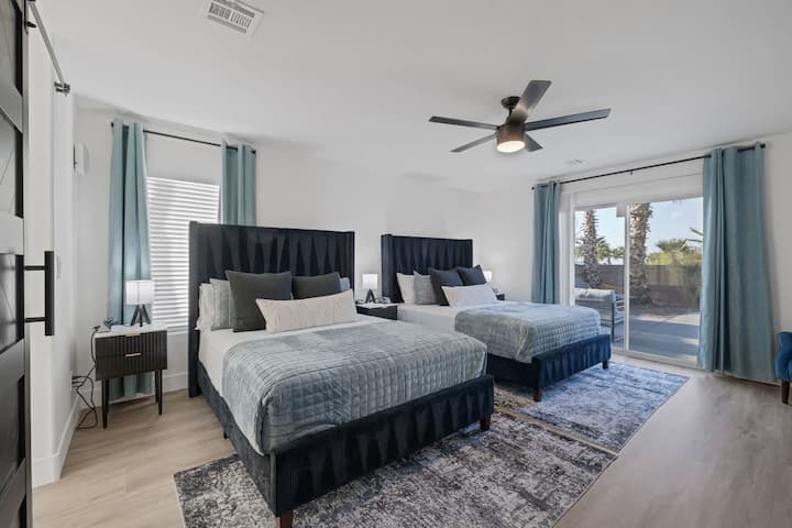 Pana na Kifahari – Chumba hiki cha kulala kilichobuniwa vizuri kina vitanda viwili vya kifahari vya Serta, mapambo ya kifahari na Televisheni mahiri ya inchi 55 kwa ajili ya starehe na burudani bora. ️✨