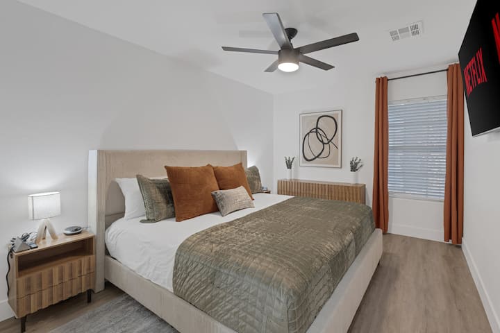 Lala katika Luxury – Pumzika katika kitanda cha ukubwa wa kati cha Serta, kamili na televisheni mahiri ya inchi 55 na meza rahisi za umeme kwa ajili ya kuchaji vifaa vyako. ️✨