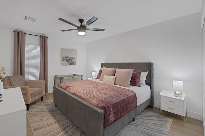 Lala katika Luxury – Pumzika katika kitanda cha ukubwa wa kati cha Serta, kamili na televisheni mahiri ya inchi 55 na meza rahisi za umeme kwa ajili ya kuchaji vifaa vyako. ️✨