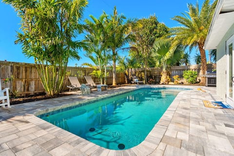 Beach Oasis: Heated Pool & Games - 5 Min to Beach