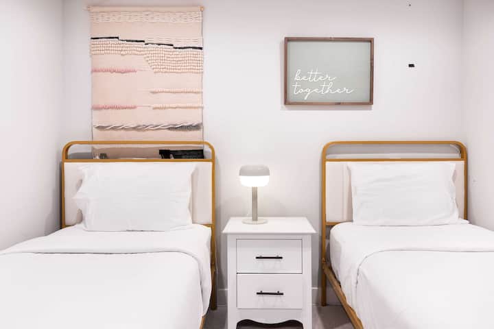 Минималистичният дизайн, съчетан с артистичен декор, прави тази спалня едновременно стилна и привлекателна.