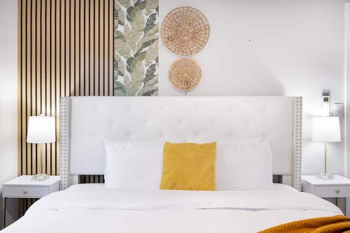 Голямото двойно легло предлага перфектната комбинация от комфорт и пространство, включваща меко спално бельо за спокоен и релаксиращ сън.