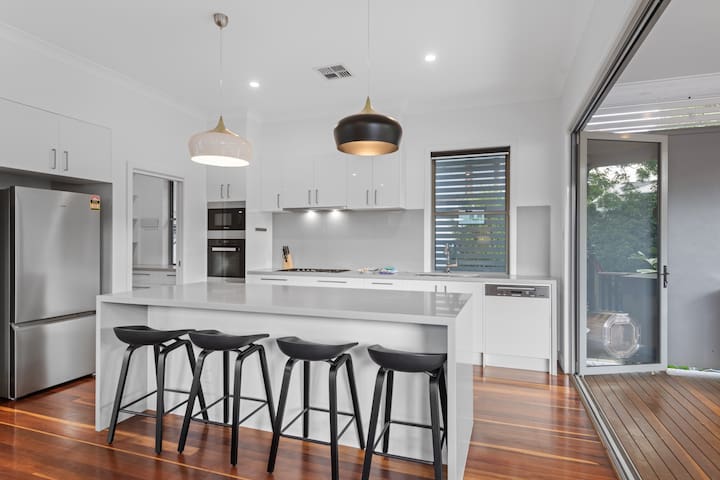 Stylish Paddington Home with Outdoor Oasis gallery image 3