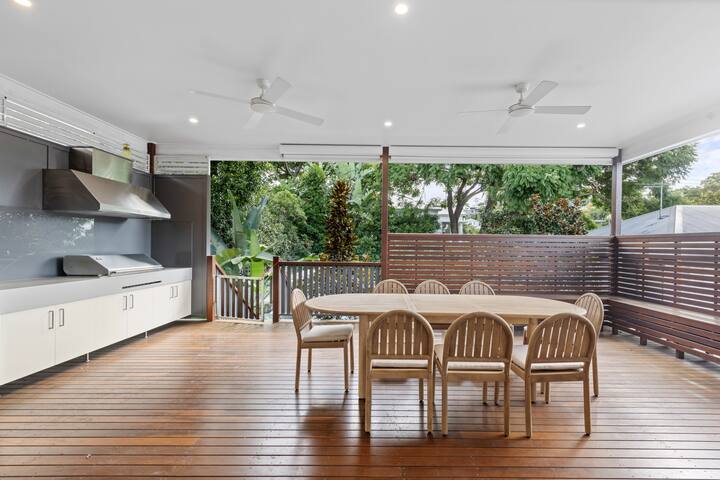 Stylish Paddington Home with Outdoor Oasis gallery image 4