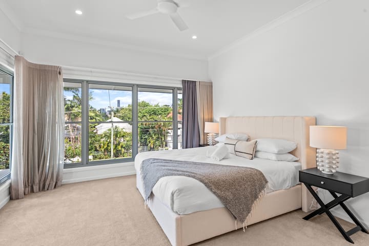 Stylish Paddington Home with Outdoor Oasis gallery image 2