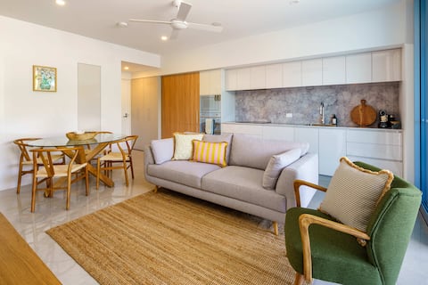 Azzure Beachside Retreat - Pool, Gym & Steam Room