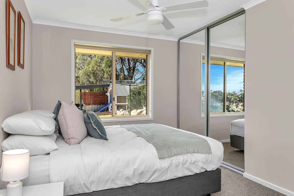 בחדר השינה השלישי יש מיטת קווין סייז נוחה, המשלימה ארונות בגדים עם מראות ונופים חיצוניים שלוים.