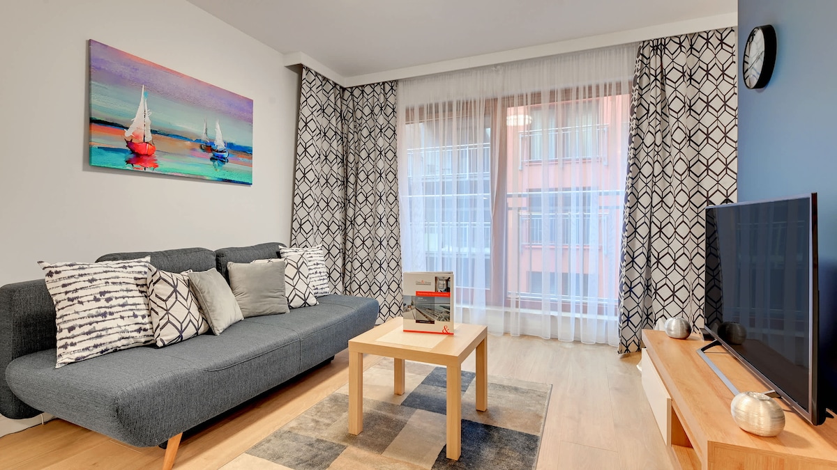 Un salon moderne et confortable avec un canapé niebieską et de l'art mural de bon goût.