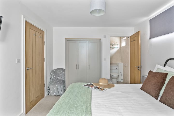 Master bedroom with en suite bathroom - Midholm Chapel
