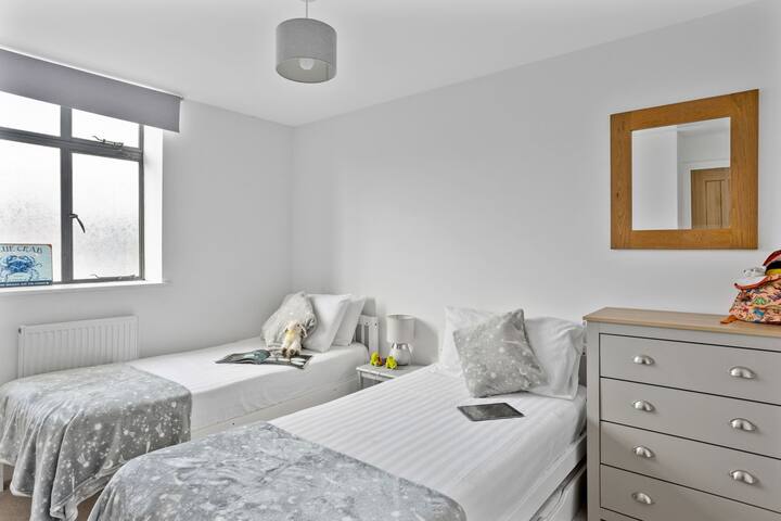 Twin room with chest of drawers - Midholm Chapel