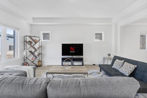 New Luxury Home w/ KING Bed – 5BR Near the Falls