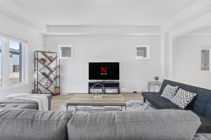 New Luxury Home w/ KING Bed – 5BR Near the Falls