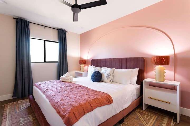 Séptimo dormitorio con una cama tamaño king y un armario.