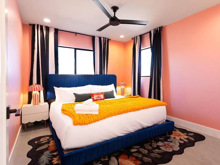 Sexto dormitorio con cama tamaño king y vestidor.