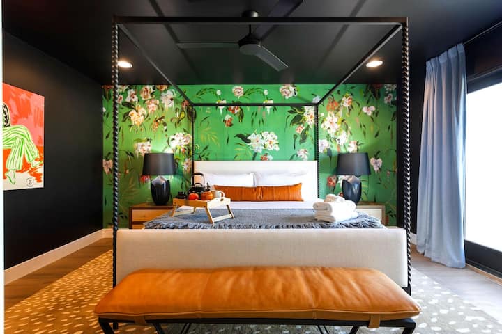 Dormitorio principal con cama tamaño king, armario, baño privado y balcón privado.