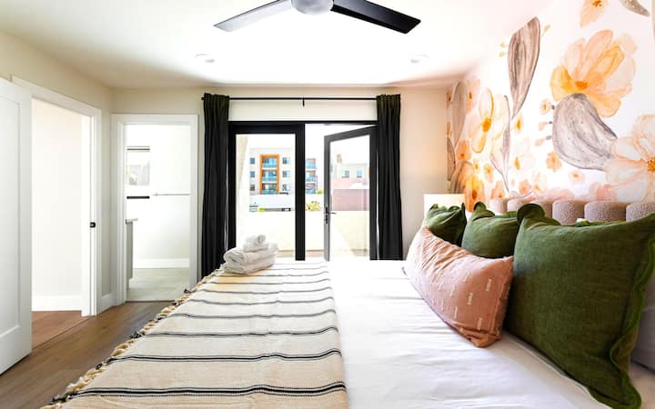 Segundo dormitorio con cama tamaño king, armario, baño privado y balcón privado.