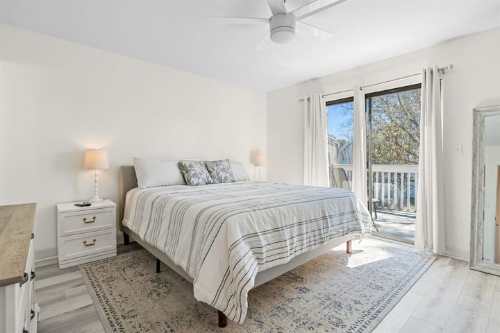 Amplio dormitorio principal con baño privado y acceso al porche trasero