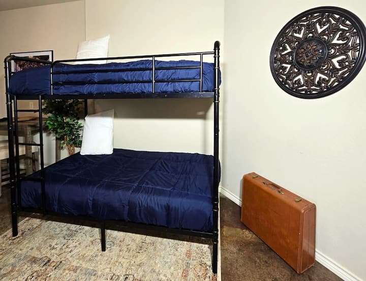 Habitación con literas: diversión para toda la tripulación, con camas marinas lúdicas y encantadores detalles vintage.
