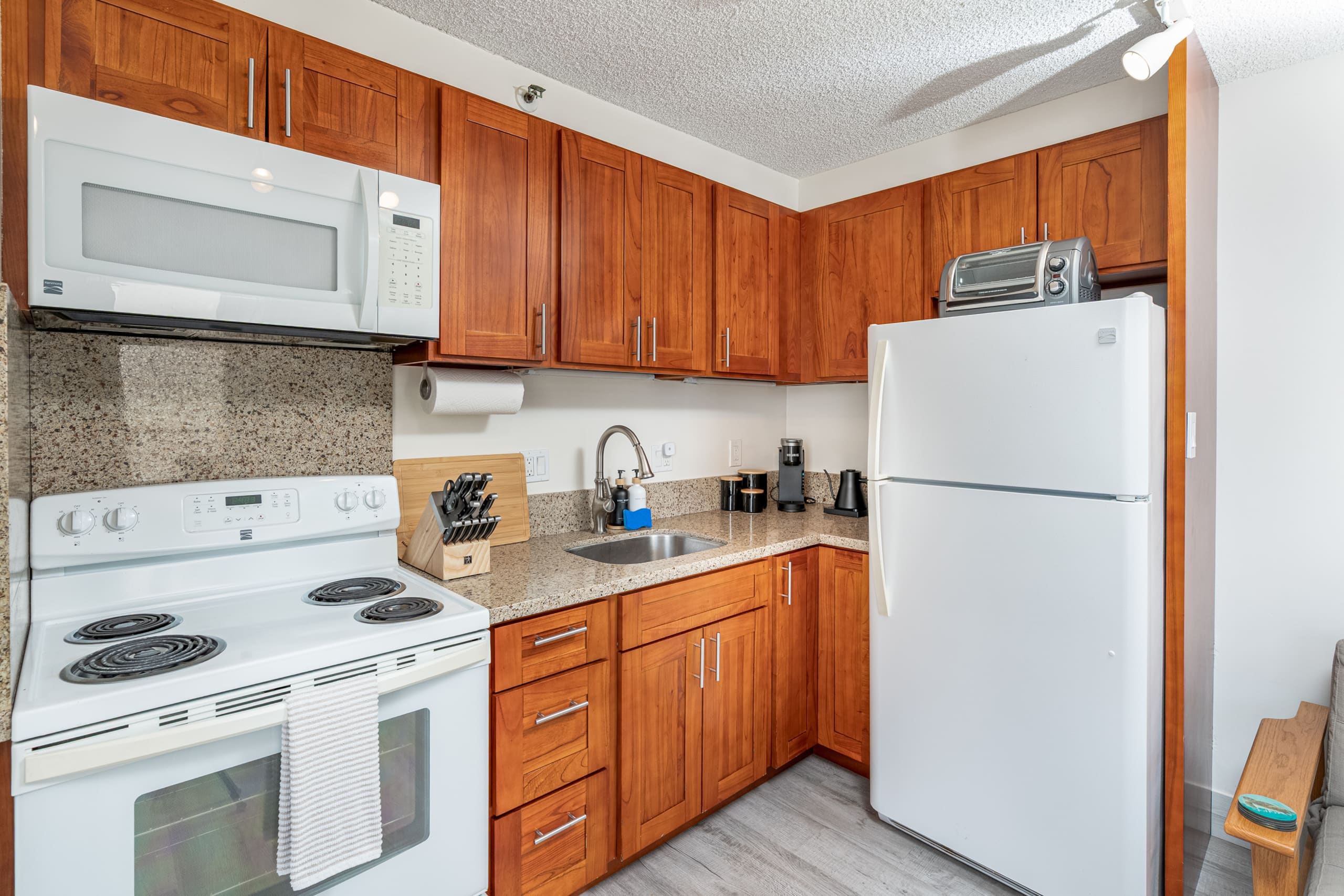 Free Parking, Ocean Views, High Floor - Image 9