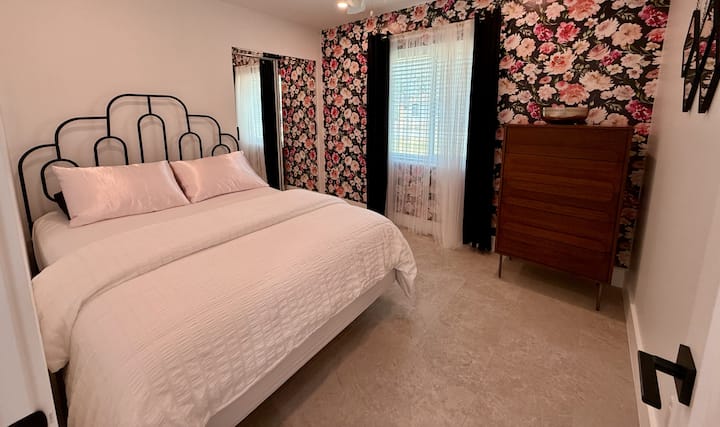 StayNaples | Pink & Teal | Derde slaapkamer met queensize bed