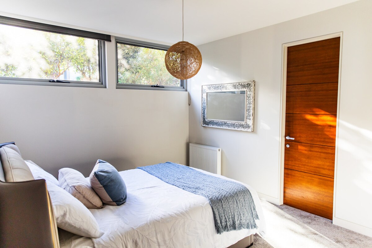 Každá izba je premyslene navrhnutá tak, aby poskytovala pokojný a útulný oddych, prispôsobený vášmu pohodliu a potrebám, kedykoľvek si to želáte.